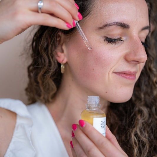Persoon brengt Beauty of Joseon Glow Serum Propolis + Niacinamide aan op de huid