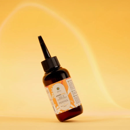 HairTry Andro Vital Peptide Hair Growth And Strengthening op een gele achtergrond