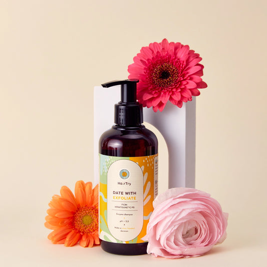 HairTry Date With Exfoliation Enzymatic Shampoo 250 ml naast bloemen