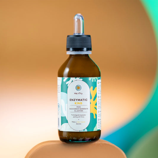 HairTry Enzymatic King Ficin Scalp Peeling 100 ml op een blauwe achtergrond