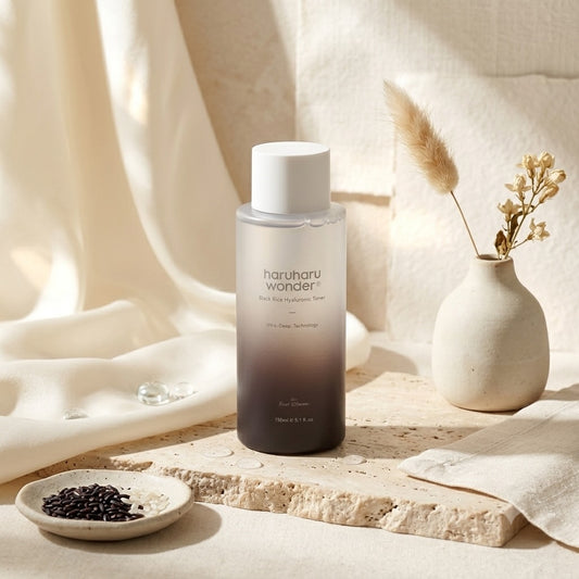 Haruharu Wonder Black Rice Hyaluronic Toner op een lichte ondergrond