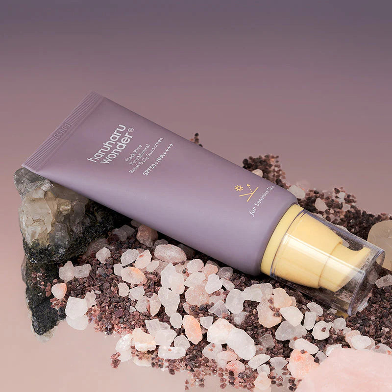 Haruharu Wonder Black Rice Moisture Airyfit Daily Sunscreen SPF50+ PA++++ naast zwarte rijst