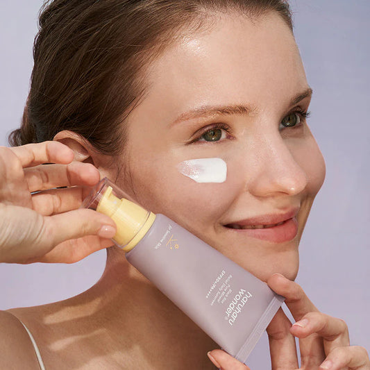 Haruharu Wonder Black Rice Moisture Airyfit Daily Sunscreen SPF50+ PA++++ wordt aangebracht op de huid