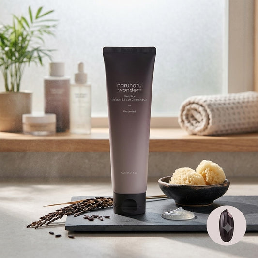 Haruharu Wonder Black Rice Moisture Cleansing Gel op een houten ondergrond