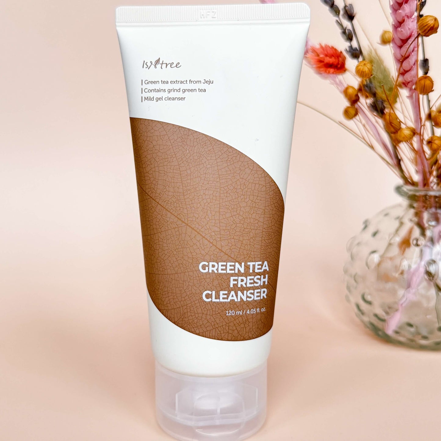 Lifestylefoto van de Isntree Green Tea Fresh Cleanser