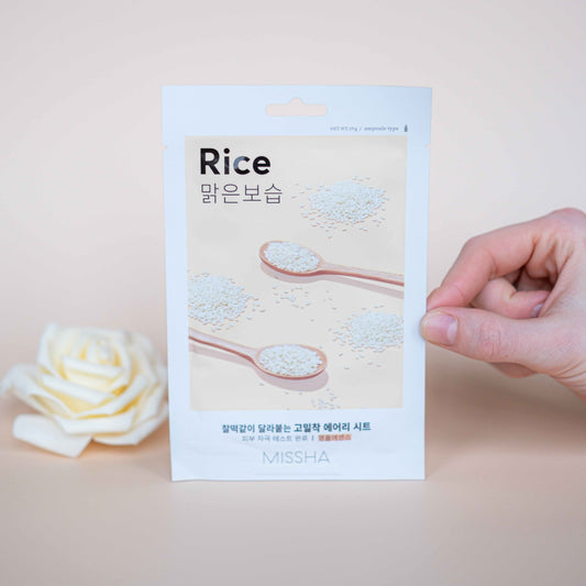 Missha Airy Fit Sheet Mask Rice wordt vastgehouden in de hand