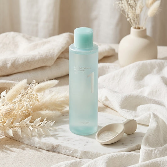 Numbuzin No.1 Pure-full Calming Herb Toner op een beige ondergrond