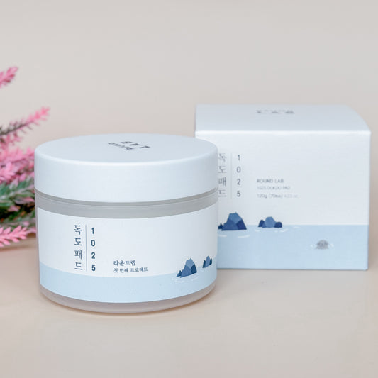 Round Lab 1025 Dokdo Pads op een blauwe ondergrond