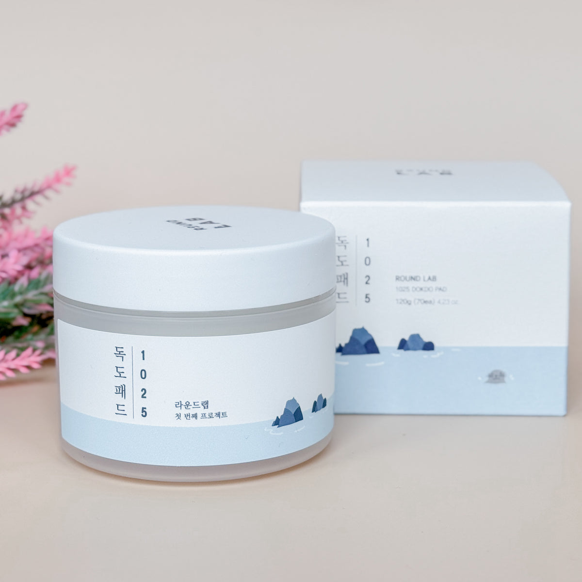 Round Lab 1025 Dokdo Pads op een blauwe ondergrond