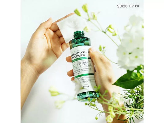 Some By Mi AHA BHA PHA 30 Days Miracle Toner op een groene natuurlijke ondergrond