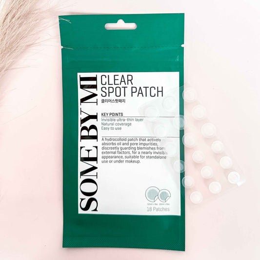 Some By Mi Clear Spot Patch op een roze ondergrond