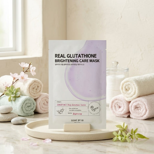 Some By Mi Real Glutathione Brightening Care Mask op een beige ondergrond
