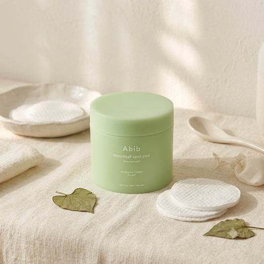 Abib Heartleaf Spot Pad Calming Touch op een lichte ondergrond
