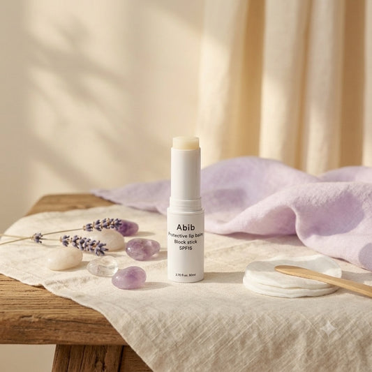 Abib Protective Lip Balm SPF15 op een lichte ondergrond