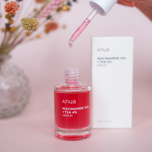 Anua Niacinamide 10% + TXA 4% Dark Spot Correcting Serum naast de verpakking