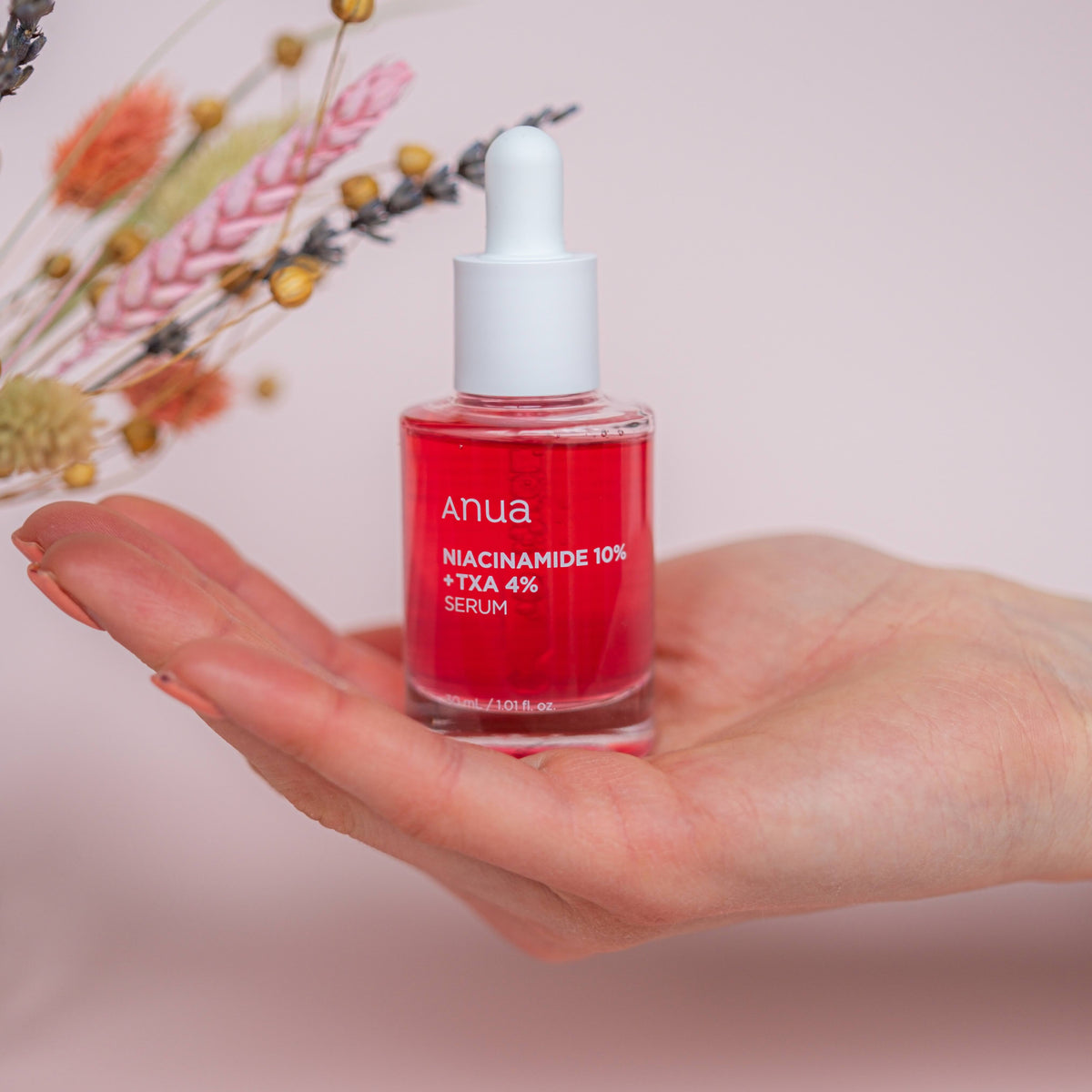 Persoon houdt Anua Niacinamide 10% + TXA 4% Dark Spot Correcting Serum vast