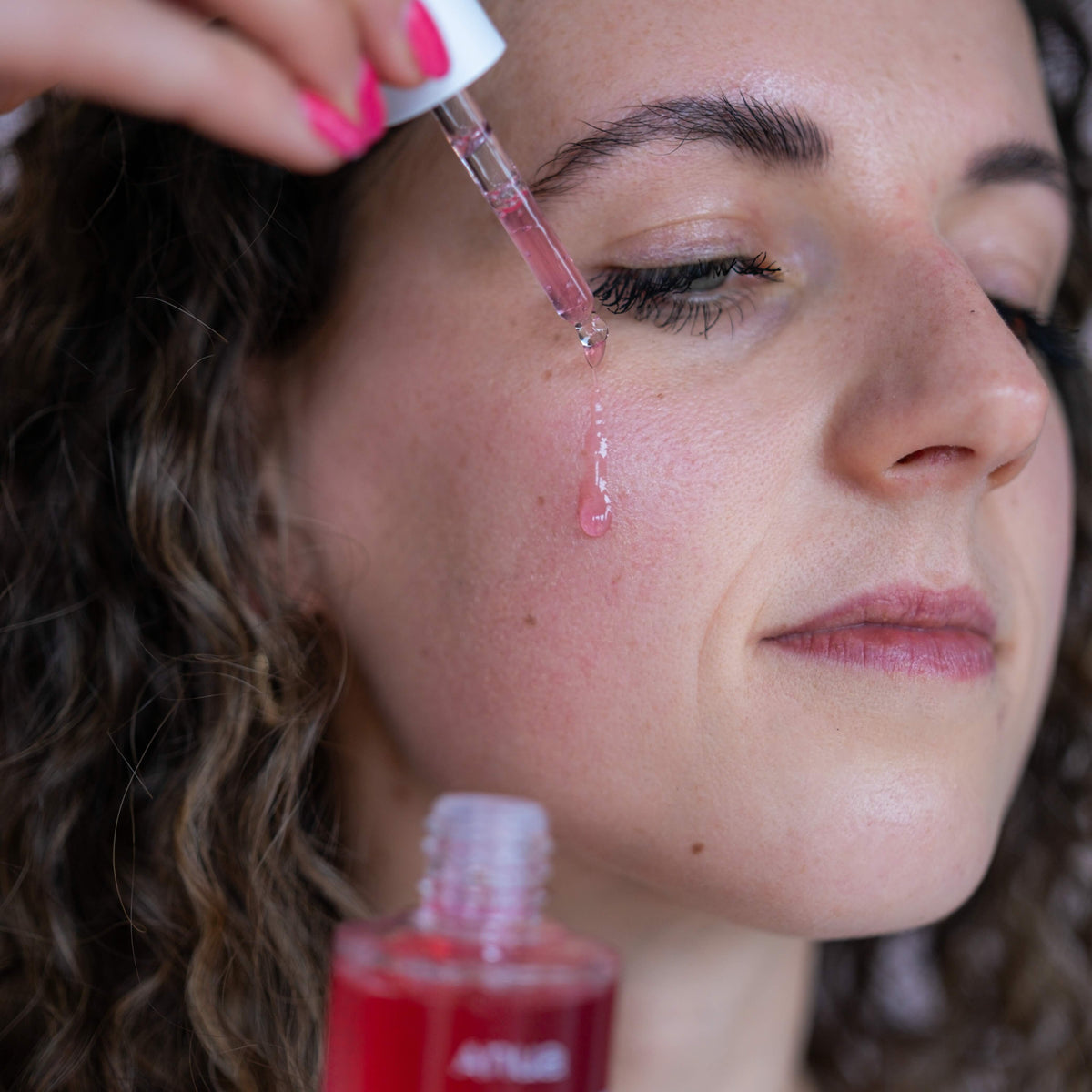 Persoon brengt Anua Niacinamide 10% + TXA 4% Dark Spot Correcting Serum aan op het gezicht