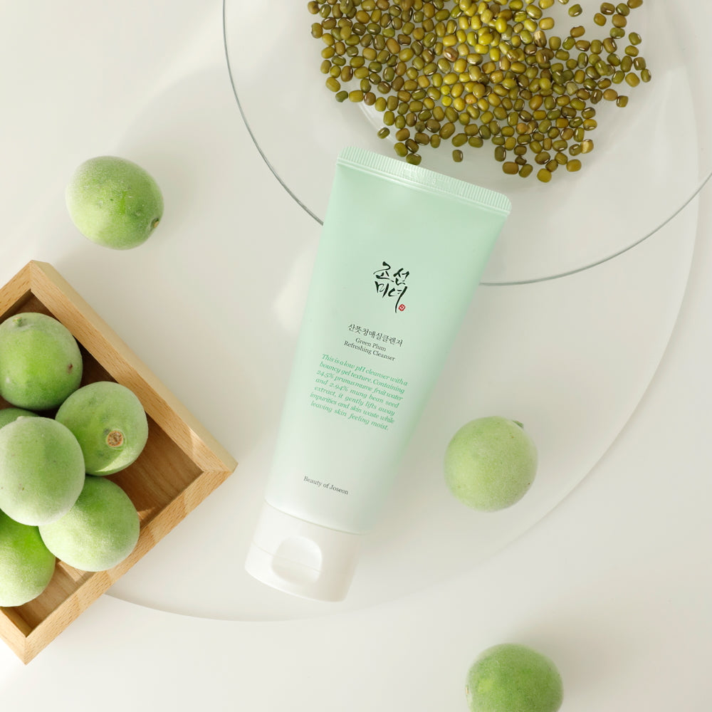 Beauty of Joseon Green Plum Refreshing Cleanser naast groene pruimen