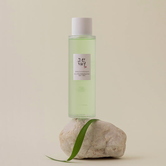 Beauty of Joseon Green Plum Refreshing Toner AHA + BHA naast groene pruimen