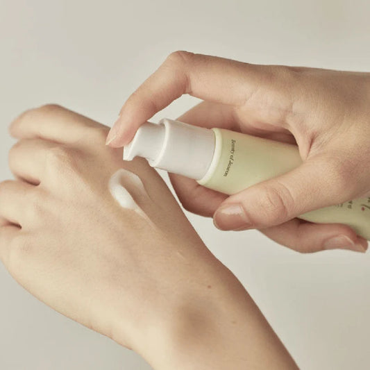 Persoon brengt Beauty of Joseon Light On Serum Centella + Vita C aan op de huid