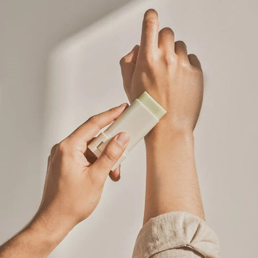 Persoon brengt Beauty of Joseon Matte Sun Stick Mugwort + Camelia SPF50+ PA++++ aan op de huid