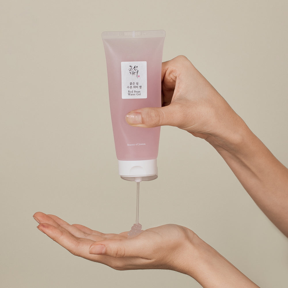 Persoon houdt Beauty of Joseon Red Bean Water Gel vast