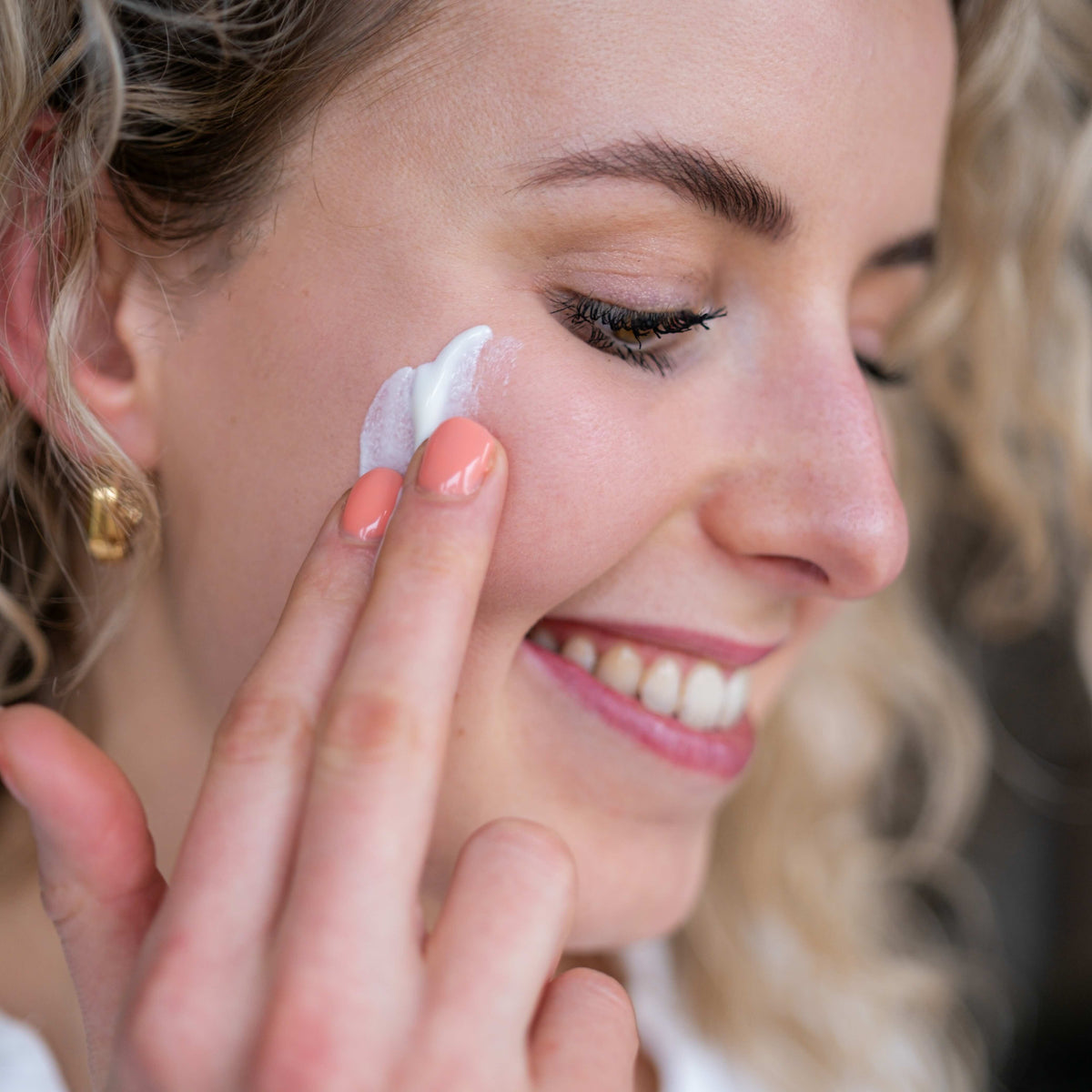 Persoon brengt Beauty of Joseon Relief Sun Rice + Probiotics SPF50+ PA++++ aan op de huid
