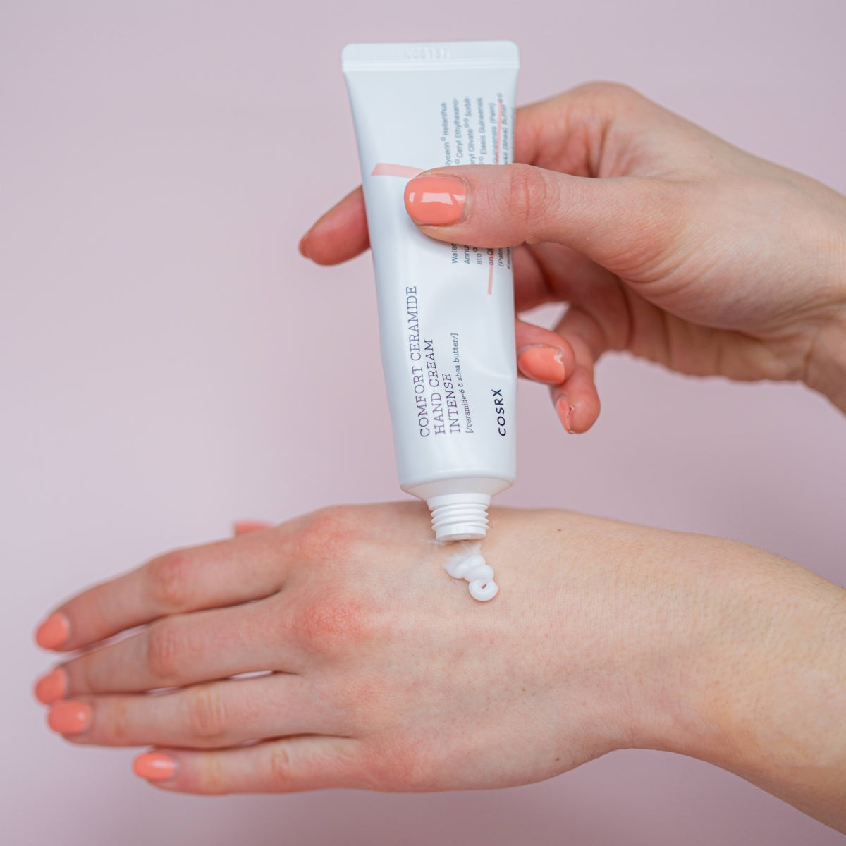 COSRX Balancium Comfort Ceramide Intense Soothing Hand Cream wordt op de hand aangebracht