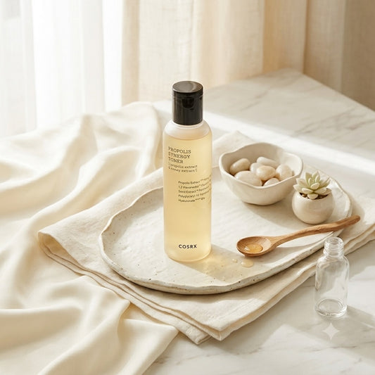 COSRX Full Fit Propolis Synergy Toner op een lichte ondergrond