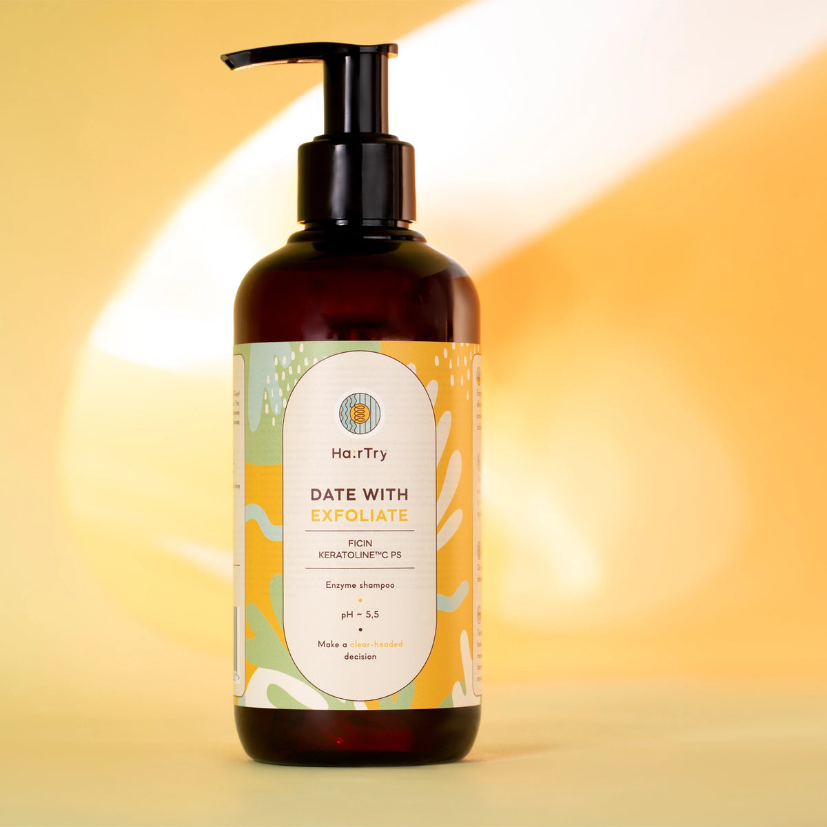 HairTry Date With Exfoliation Enzymatic Shampoo 250 ml op een gele achtergrond