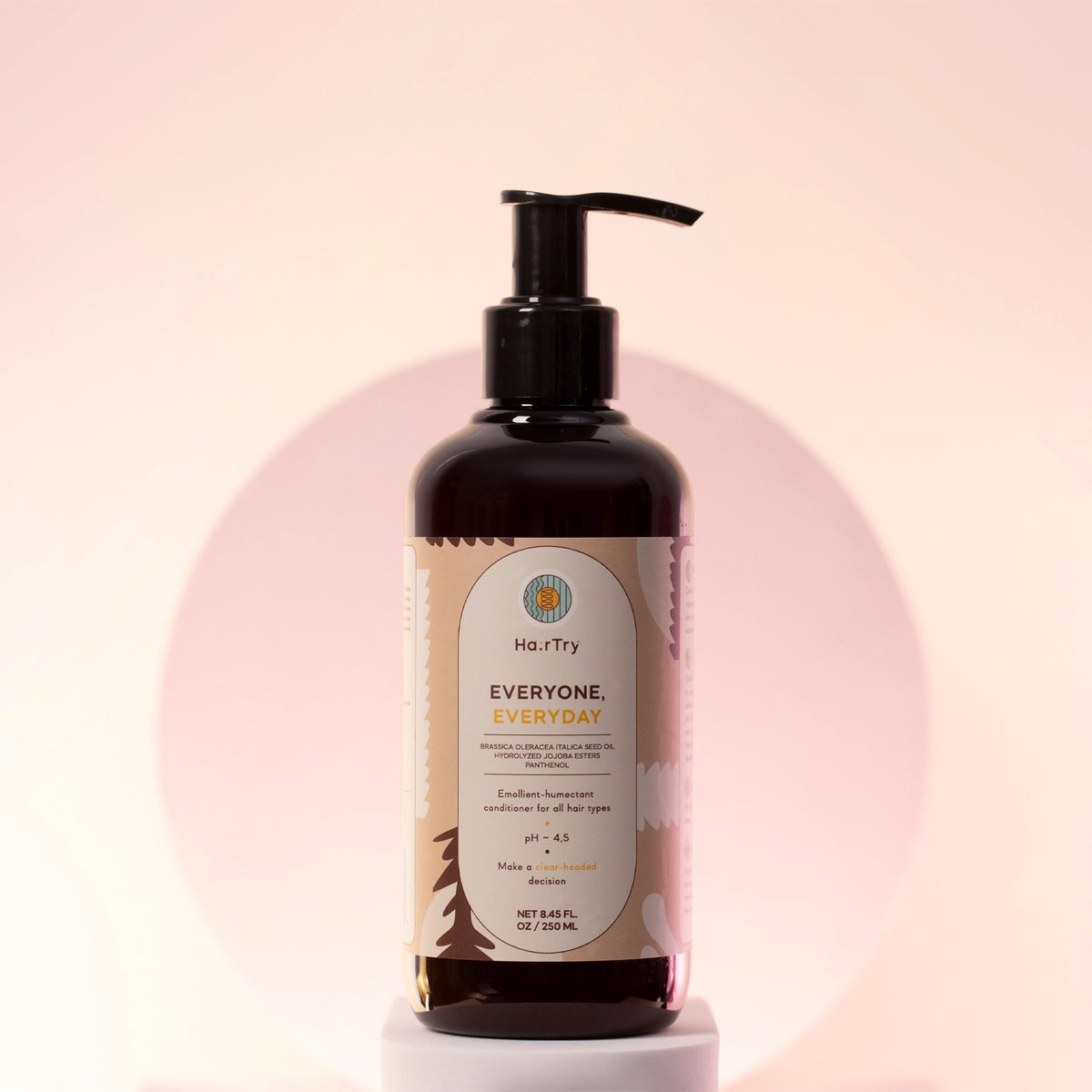 HairTry Everyone Everyday Conditioner 250 ml op een roze achtergrond
