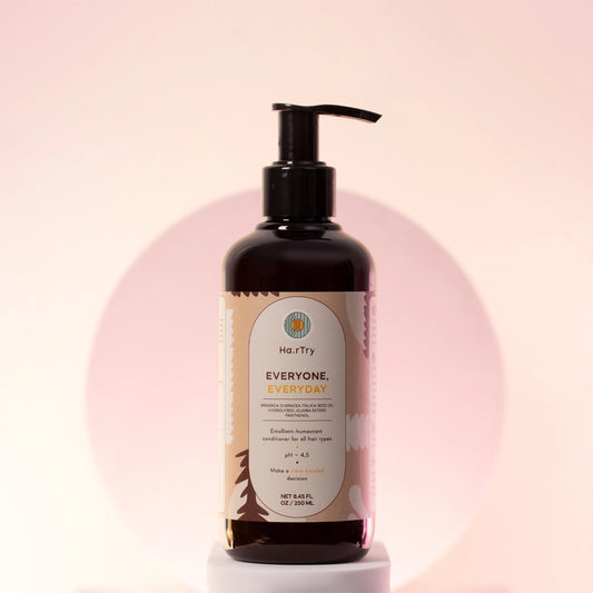 HairTry Everyone Everyday Conditioner 250 ml op een roze achtergrond
