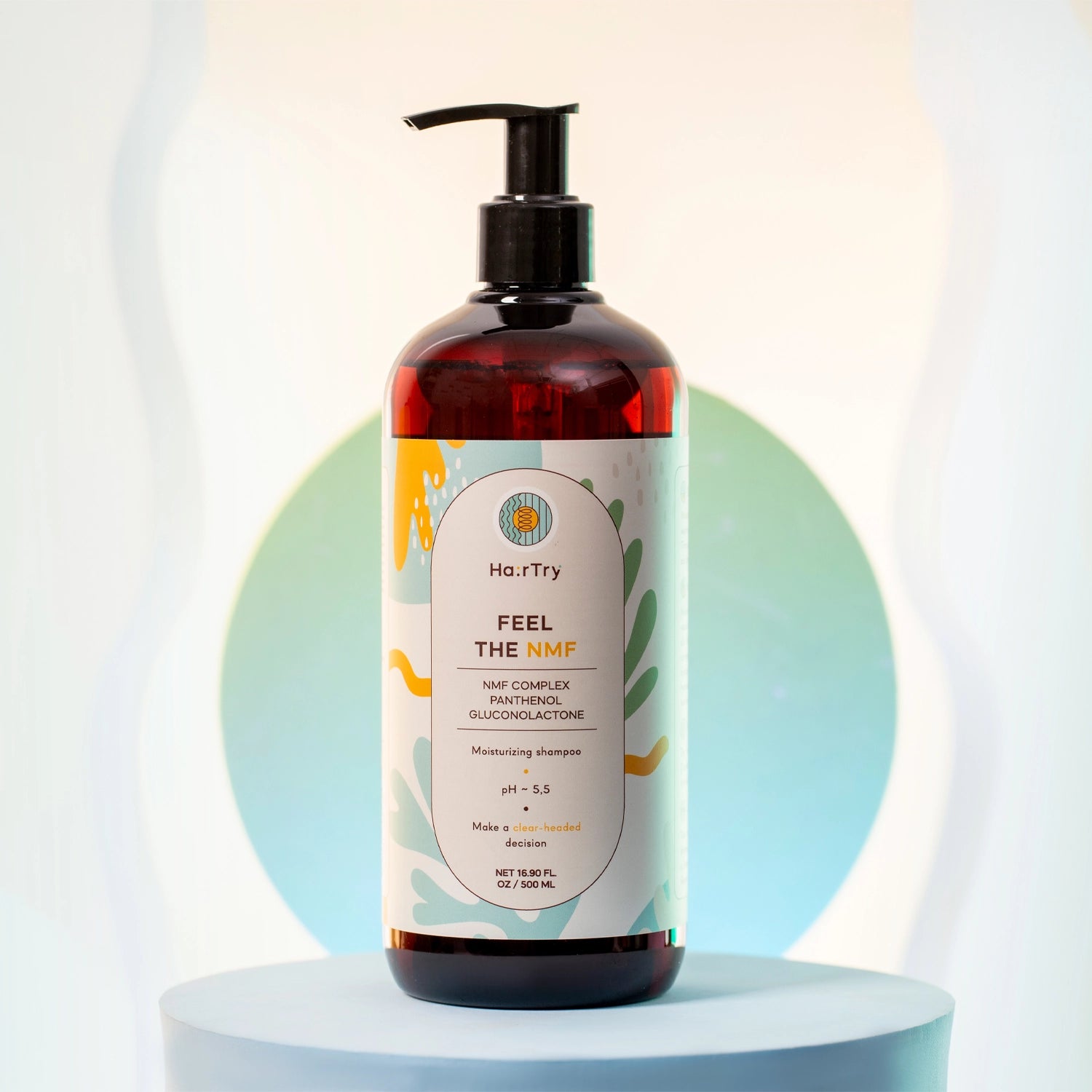 HairTry Feel The NMF Moisturizing Shampoo 500 ml op een kleurrijke ondergrond