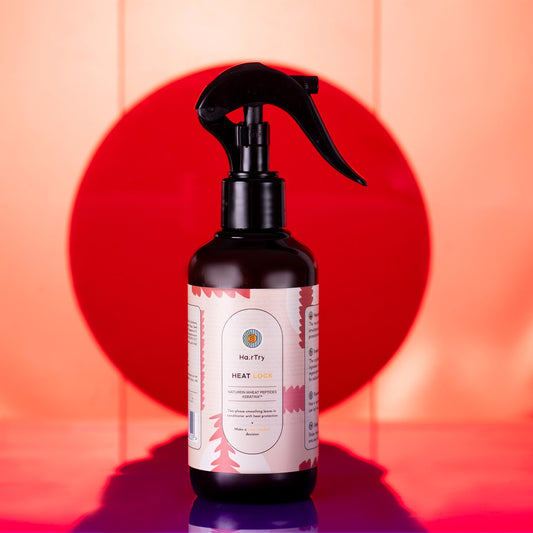 HairTry Heat Lock Leave In Conditioner 200 ml op een rode achtergrond