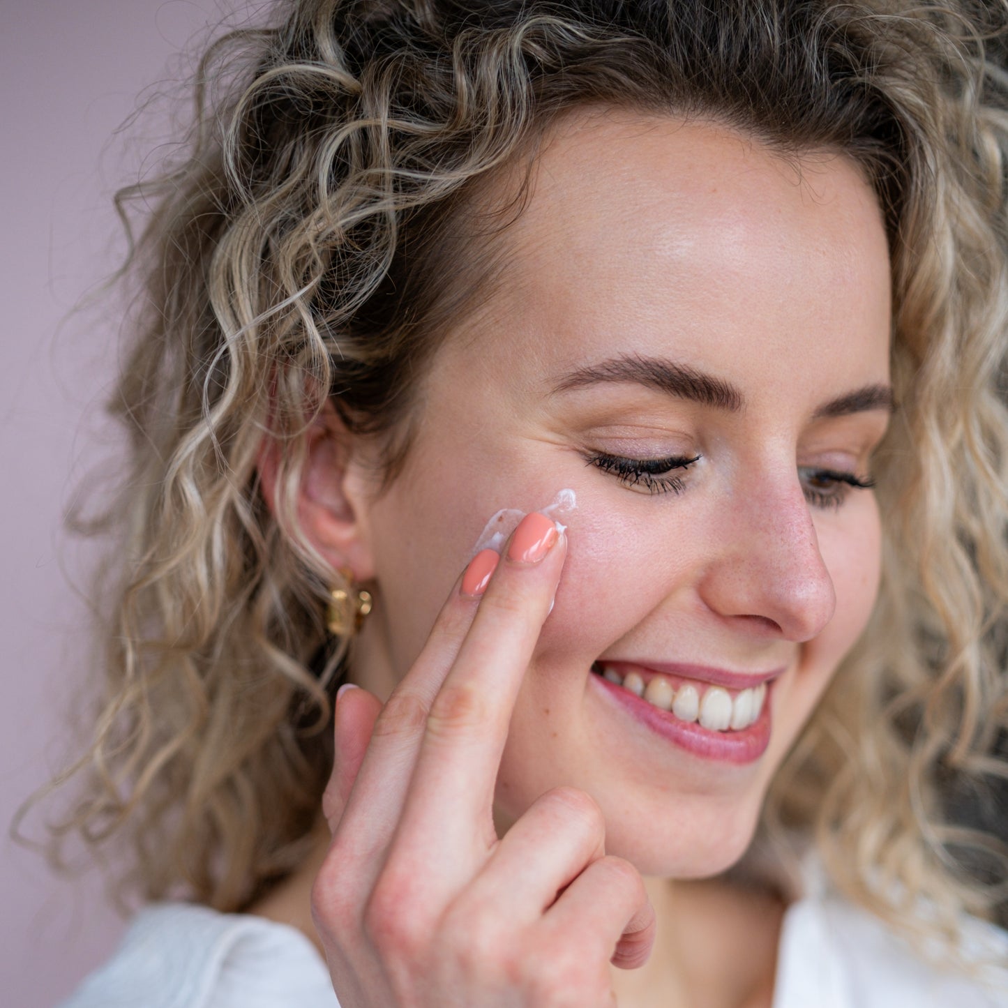 Persoon brengt Isntree Hyaluronic Acid Moist Cream aan op de wang