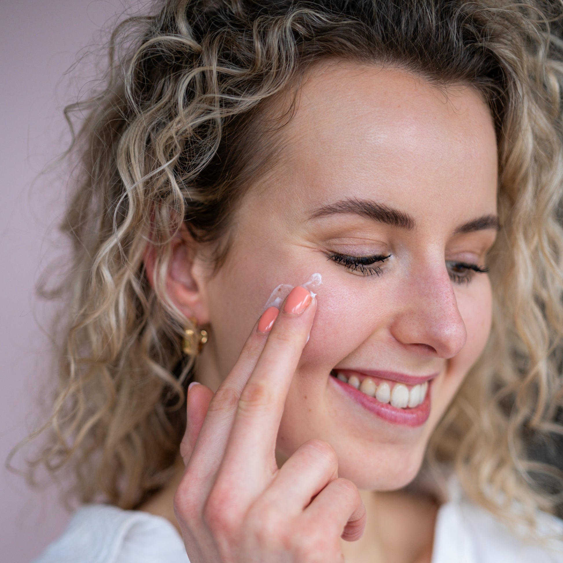 Persoon brengt Isntree Hyaluronic Acid Moist Cream aan op de wang