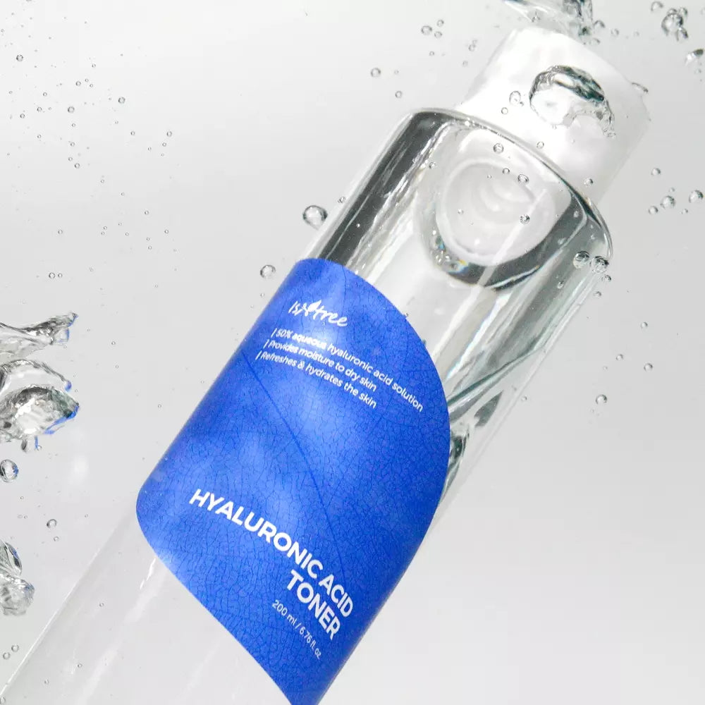 Isntree Hyaluronic Acid Toner tussen Koreaanse skincareproducten