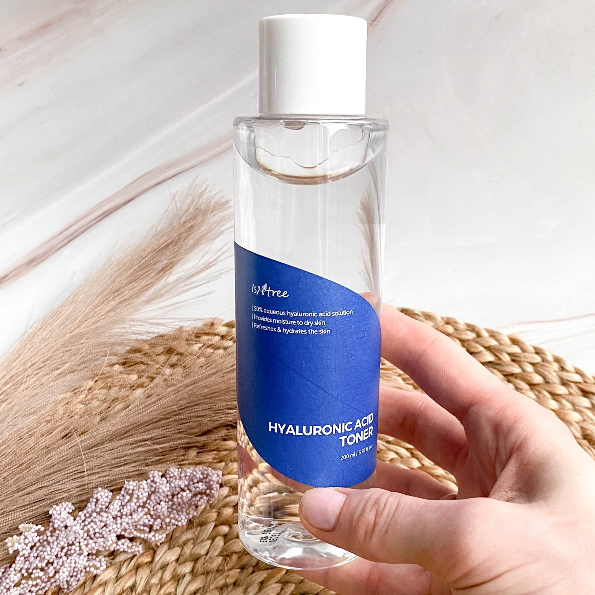 Persoon houdt de Isntree Hyaluronic Acid Toner vast