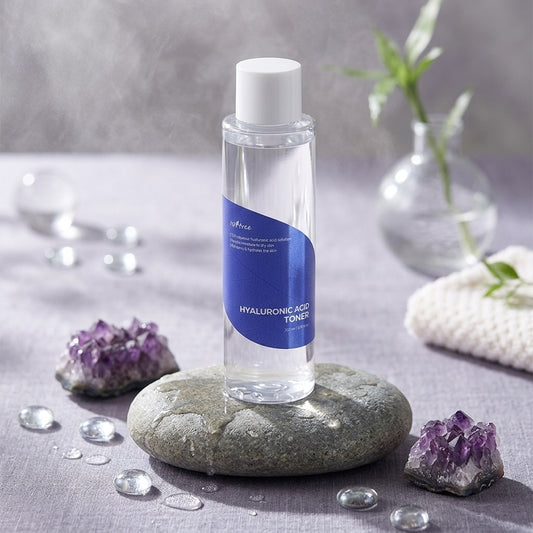 Isntree Hyaluronic Acid Toner in een rustgevende skincare setting