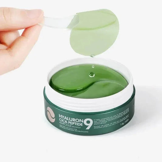 Medi-Peel Hyaluron Cica Peptide 9 Ampoule Eye Patch naast groene bladeren