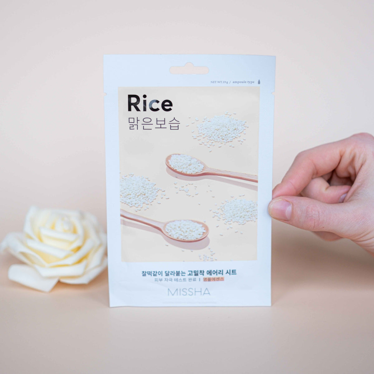 Missha Airy Fit Sheet Mask Rice wordt vastgehouden in de hand