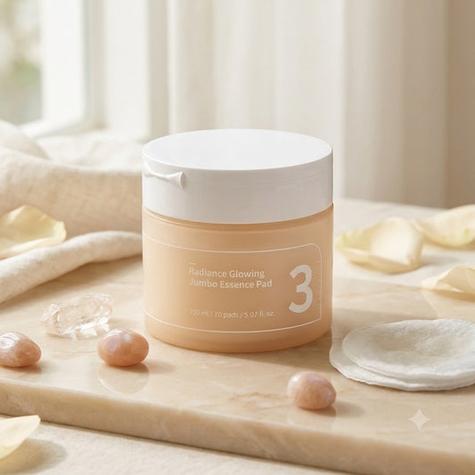 Numbuzin No.3 Radiance Glowing Jumbo Essence Pad op een beige ondergrond