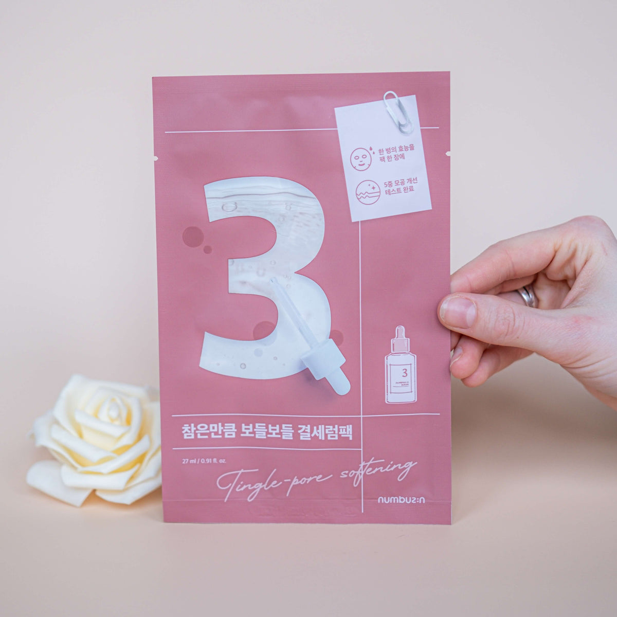 Numbuzin No.3 Tingle-Pore Softening Sheet Mask op een roze achtergrond