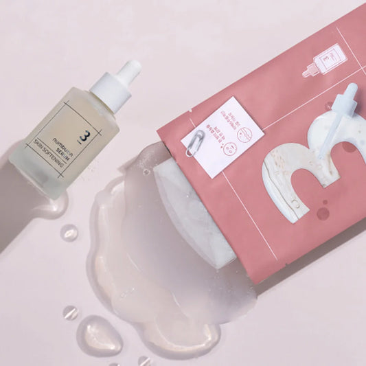 Numbuzin No.3 Tingle-Pore Softening Sheet Mask wordt vastgehouden in de hand