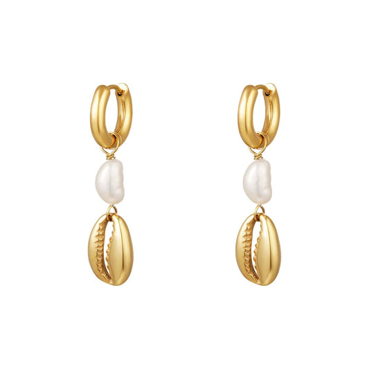 Oorbellen met parel en schelp
