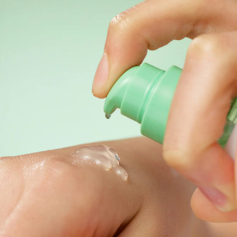 Purito Seoul Wonder Releaf Centella Serum Unscented wordt vastgehouden in de hand
