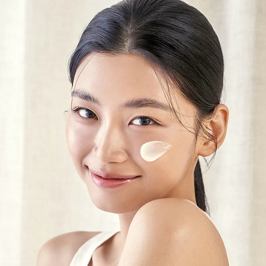 Model met Purito Seoul Wonder Releaf Daily Sun Lotion SPF50+ PA++++
