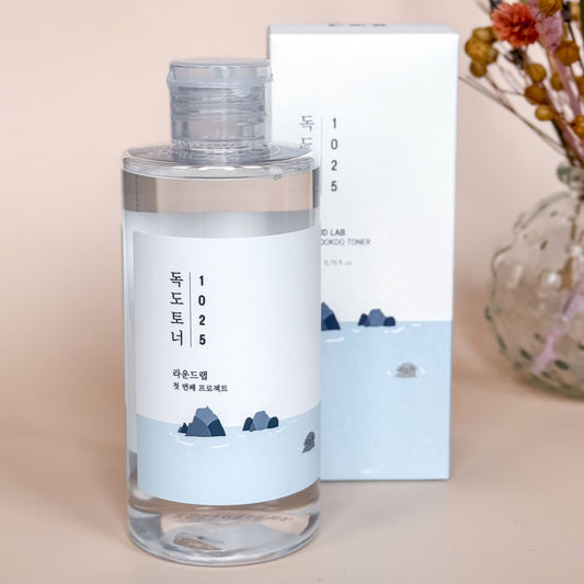 Round Lab 1025 Dokdo Toner naast bloemen