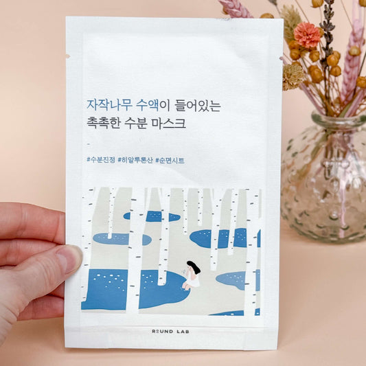 Round Lab Birch Juice Moisturizing Mask wordt vastgehouden in de hand