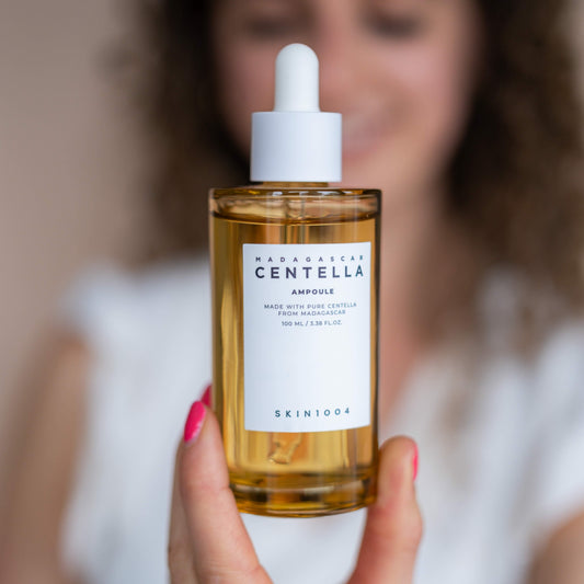 SKIN1004 Madagascar Centella Ampoule wordt vastgehouden in de hand
